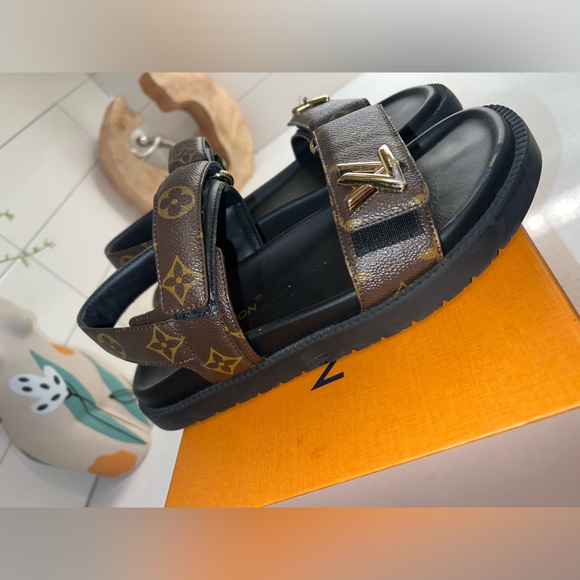 Authenticate Louis Vuitton slides only worn about three times size 39 - Picture 2 of 5